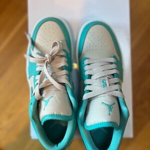 New air jordan Women size 6